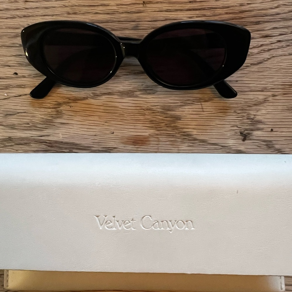velvet canyon la plage Chic Black Oval Sunglasses - Picture 6 of 7